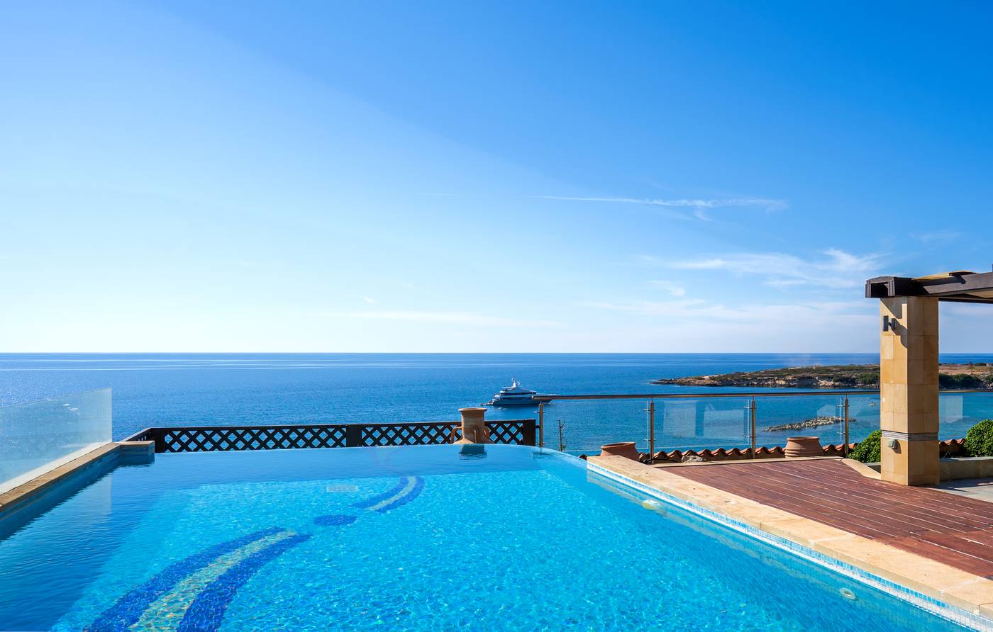 Coral-Beach-Hotel-and-Resort-Room-7