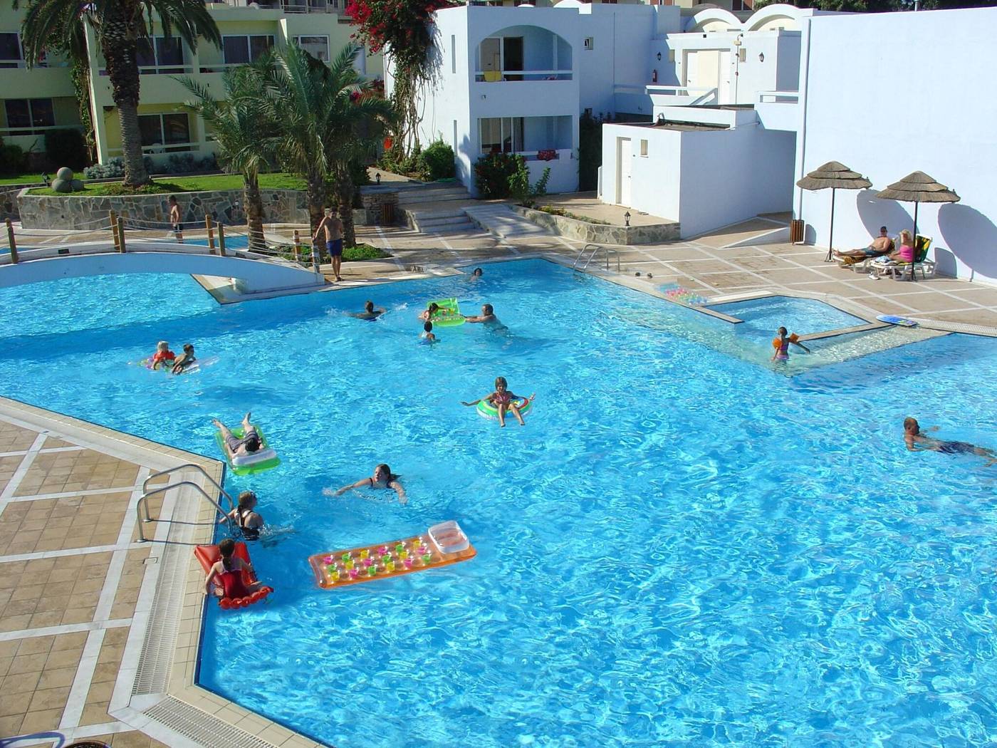Avra-Beach-Resort-Hotel---Bungalows-Pool-9