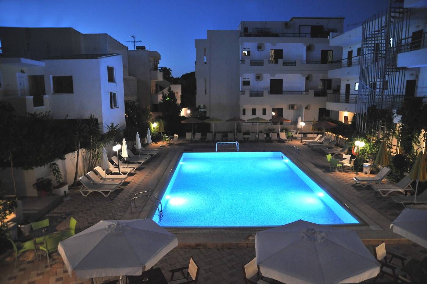 Santa-Marina-Hotel-Apartaments-Pool-10