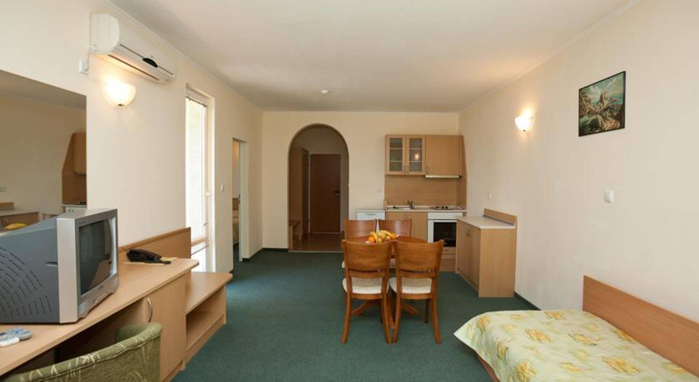 Sunny-Day-Club-Room-10