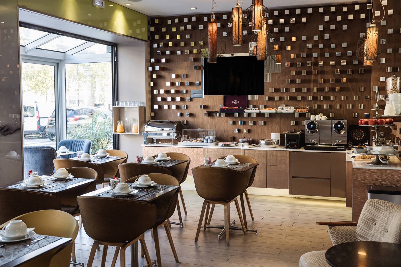 Hotel-Eiffel-Segur-Lobby-12