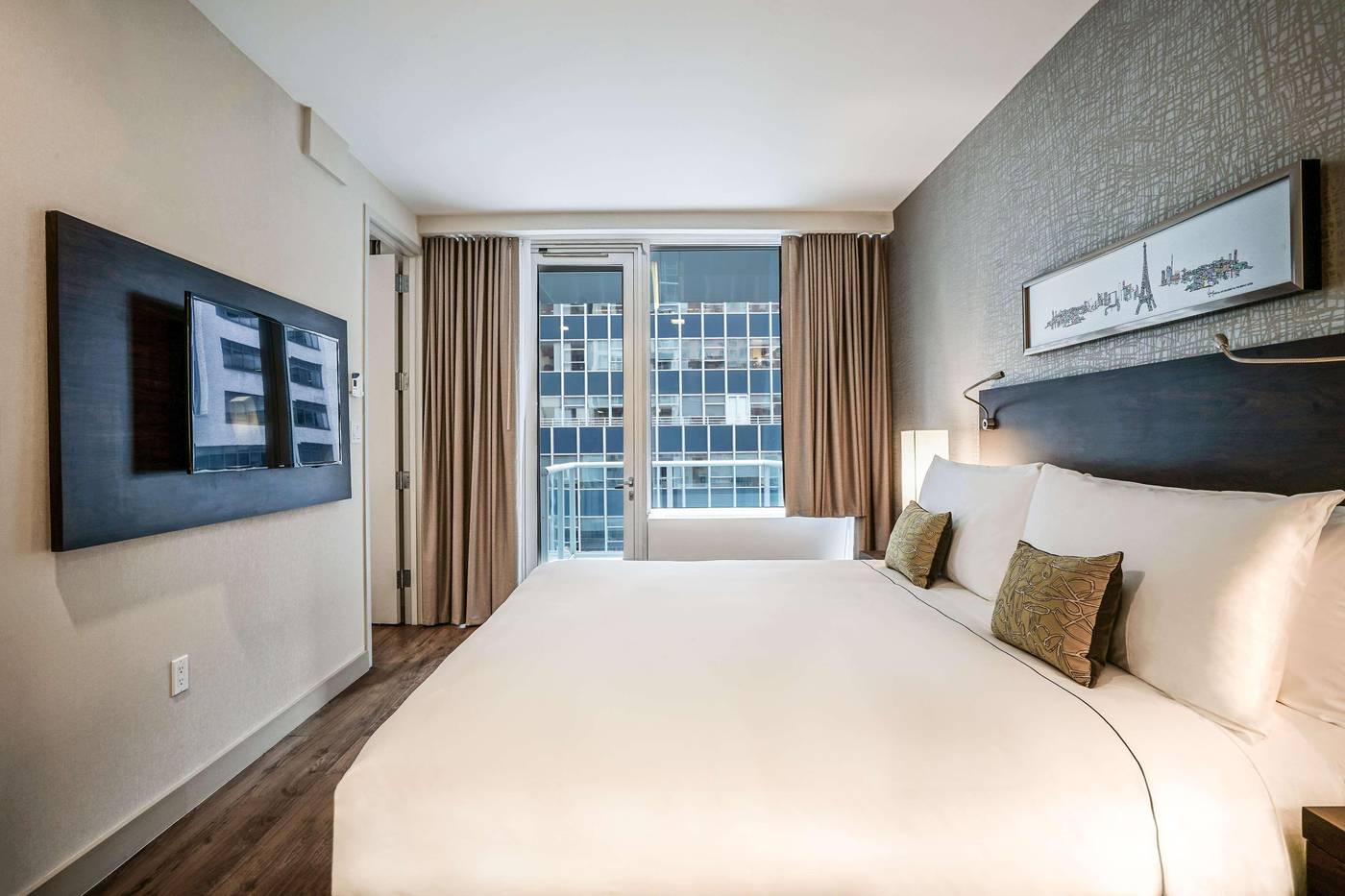 The-Bernic-New-York-City-Tapestry-Col-by-Hilton-Room-21