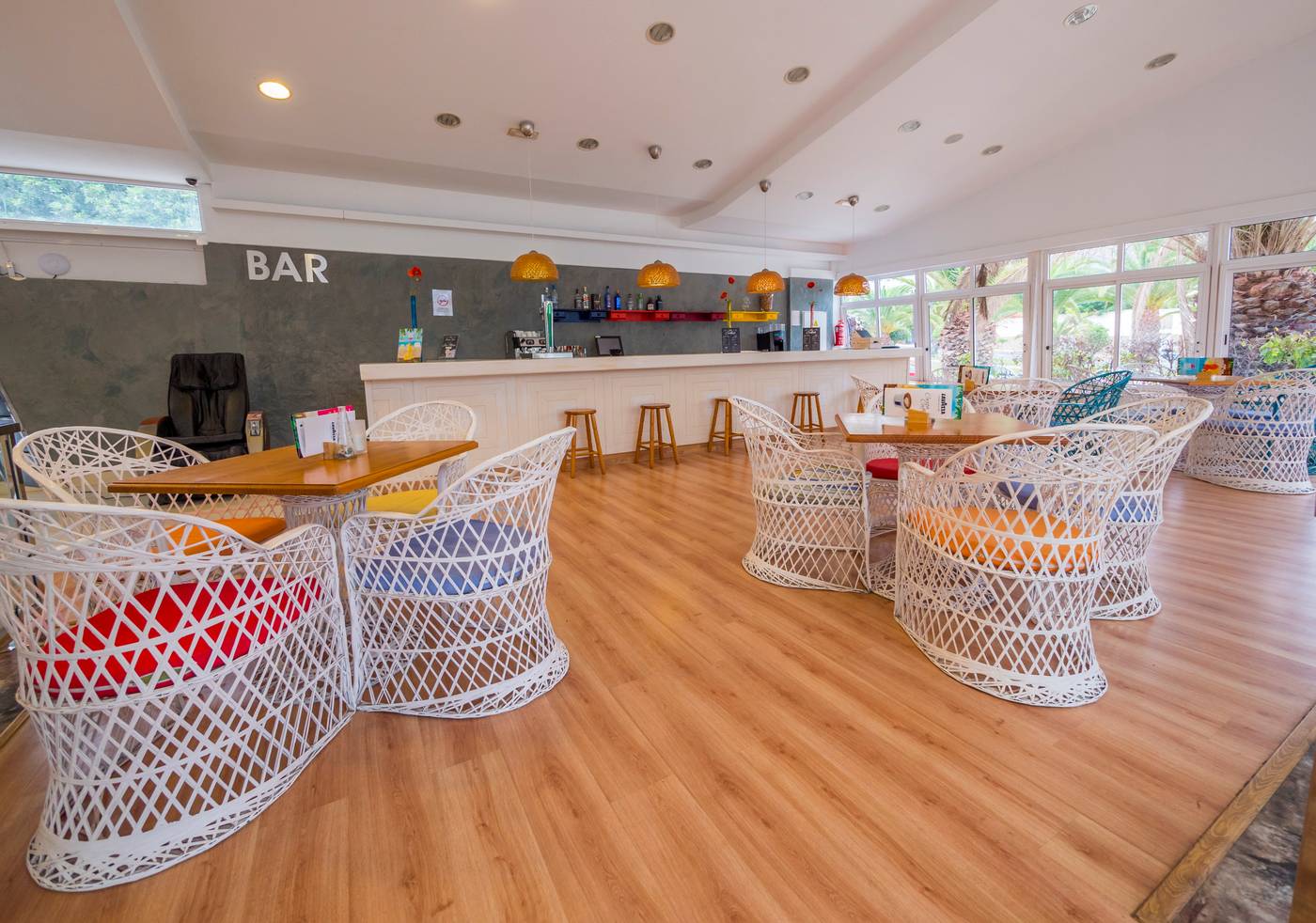 Checkin-Bungalows-Atlantida-Bar-41