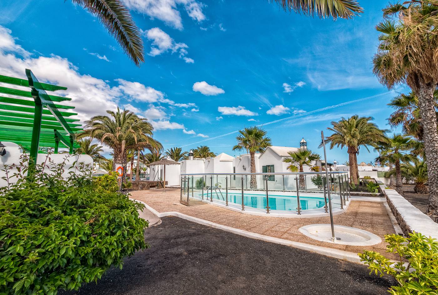 Apartamentos-LIVVO-Las-Gaviotas-Pool-4