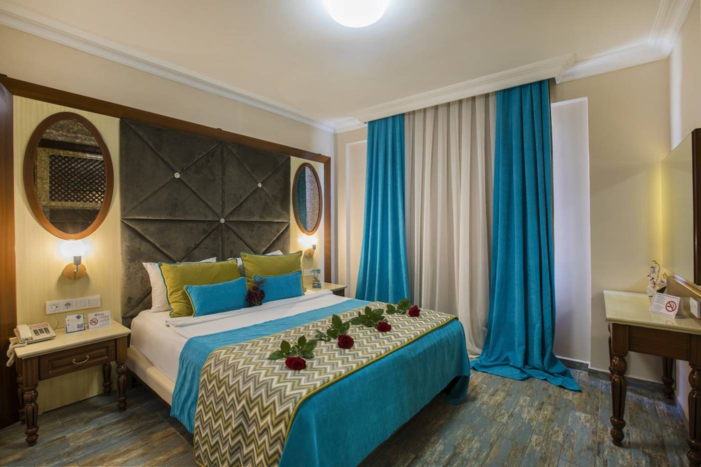 Big-Blue-Suite-Hotel-Room-18