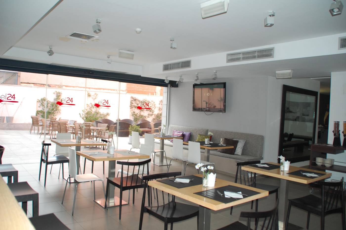 Eco-Alcala-Suites-Bar-14
