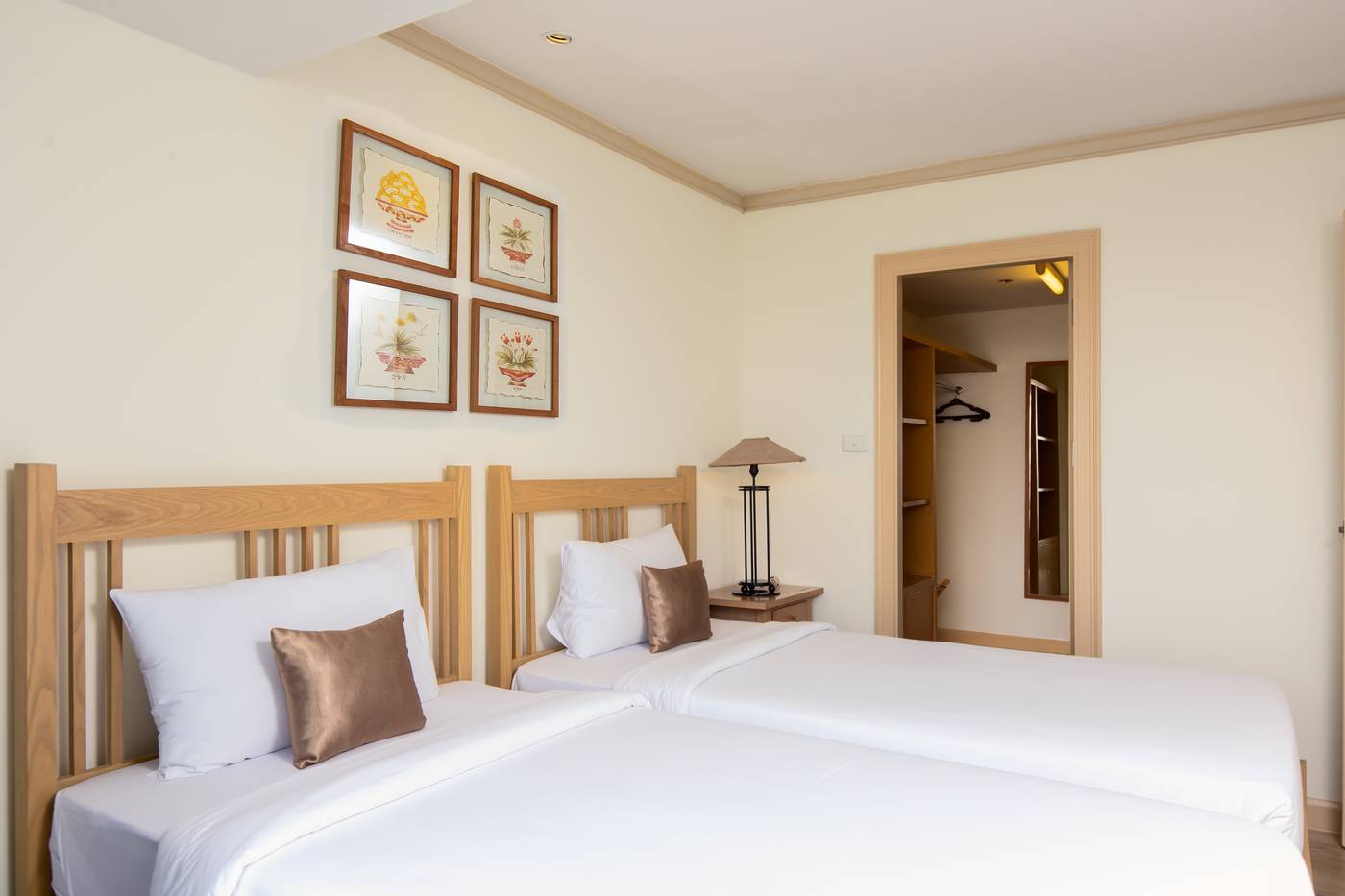 Riverfront-Bangkok-Room-34