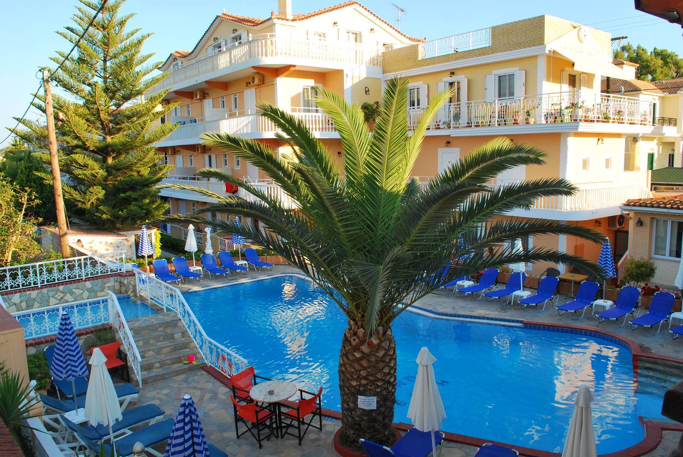 Planos Beach Aparthotel