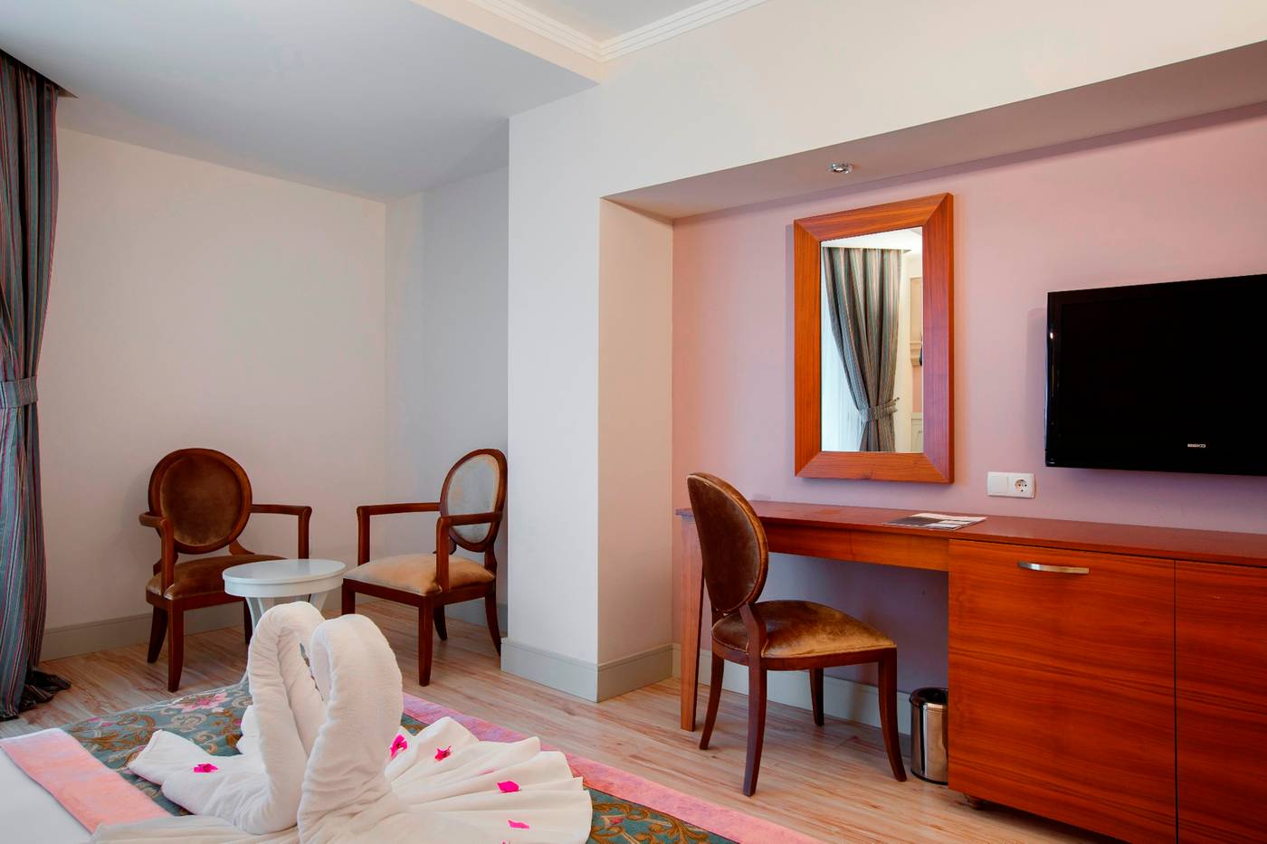 Side-Crown-Serenity-Room-24