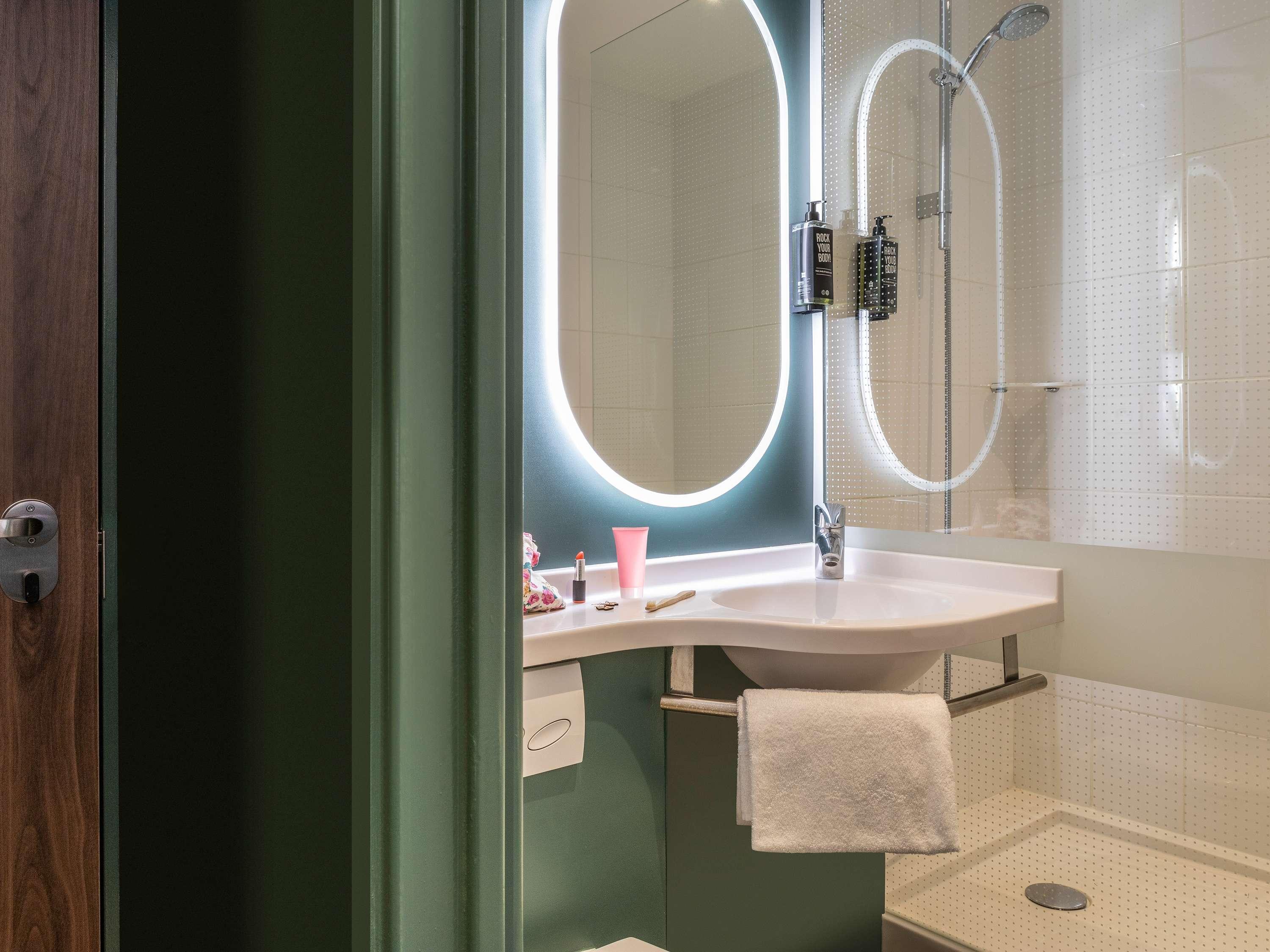 Ibis-Paris-Maine-Montparnasse-14th-Hotel-Room-28