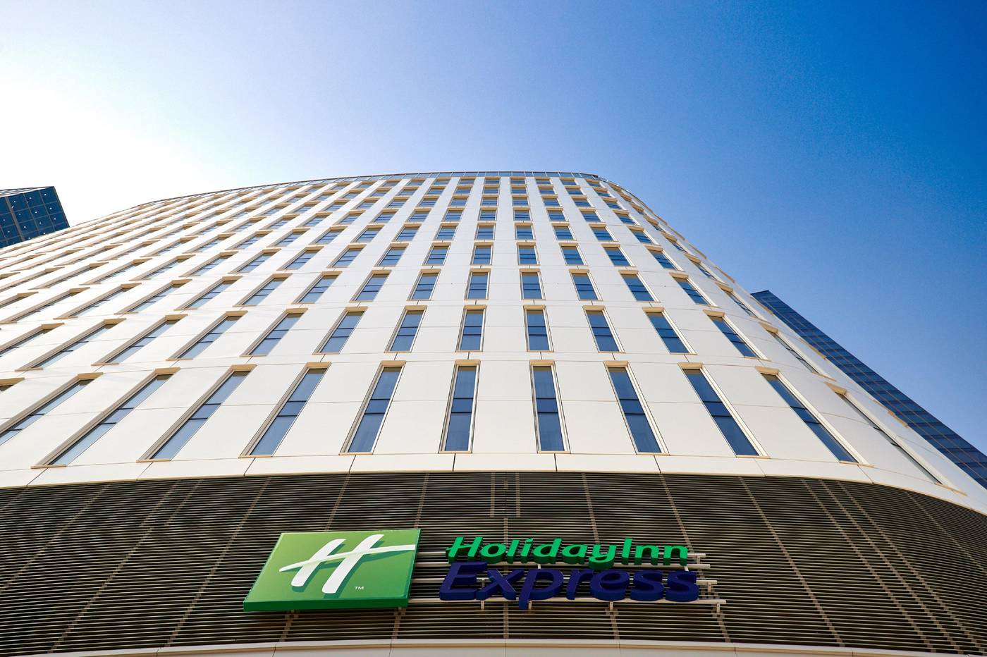 Holiday-Inn-Express-Warsaw---The-HUB-General-view-7