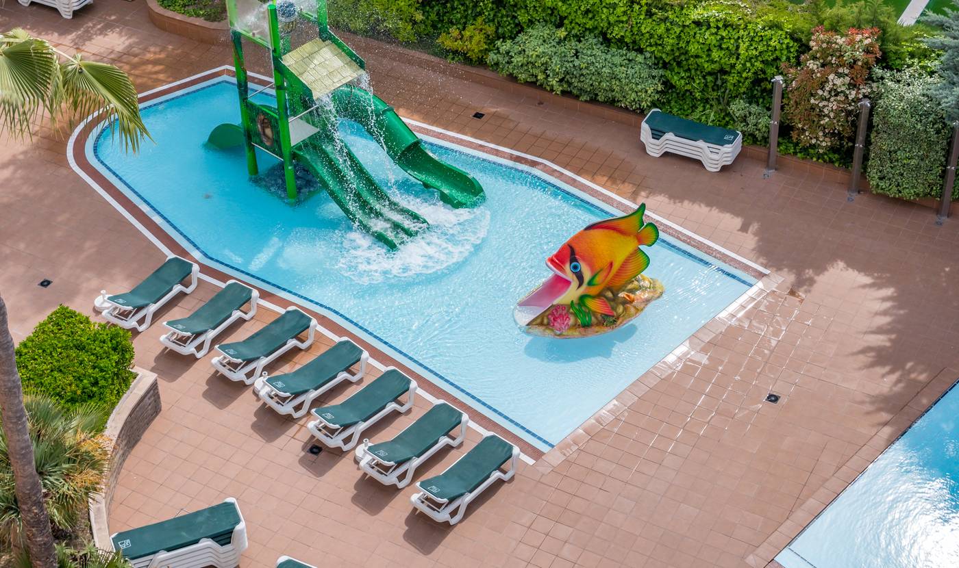 Golden-Avenida-Family-Suites-Pool-9