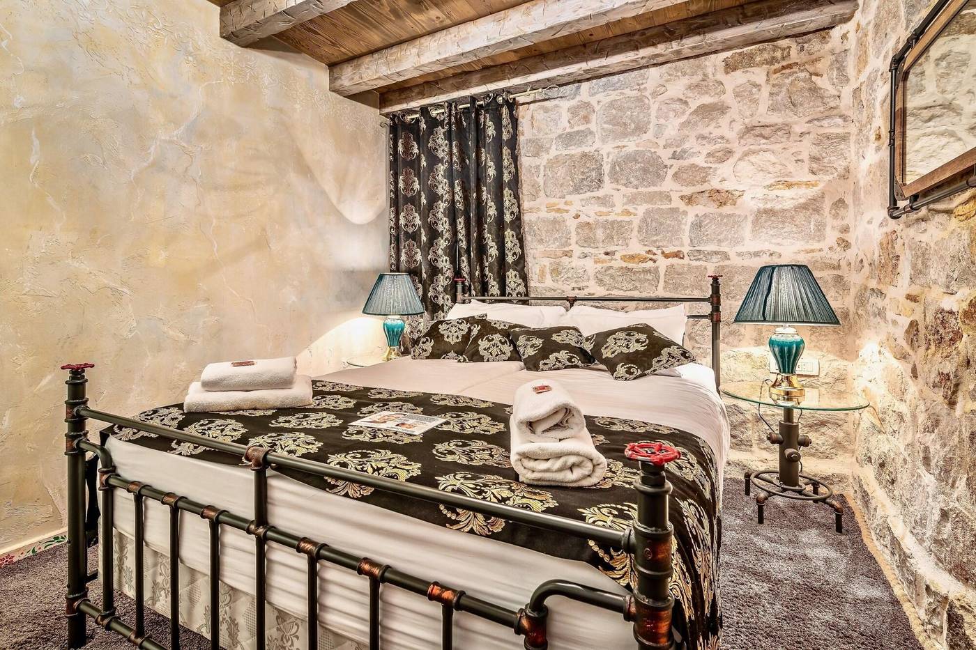 Historic-Plaza-Varos-Split-Room-18