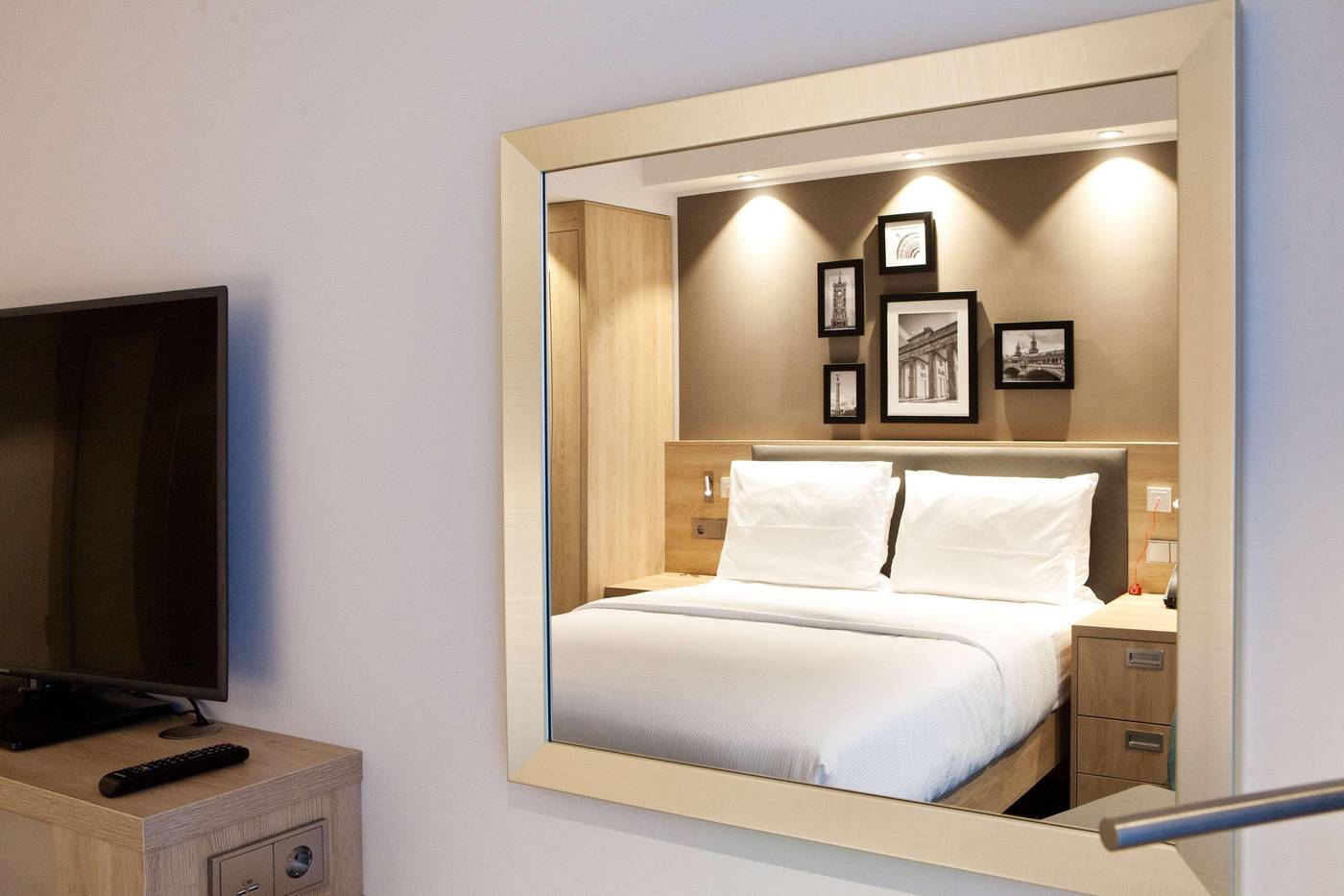 Hampton-by-Hilton-Berlin-City-East-Side-Gallery-Room-4
