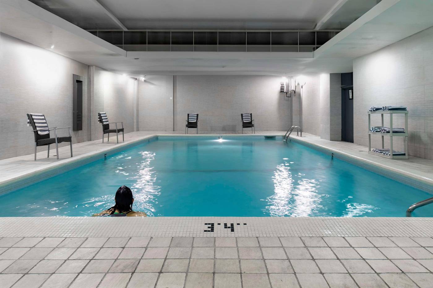 Century-Plaza-Hotel---Spa-Vancouver-Pool-94