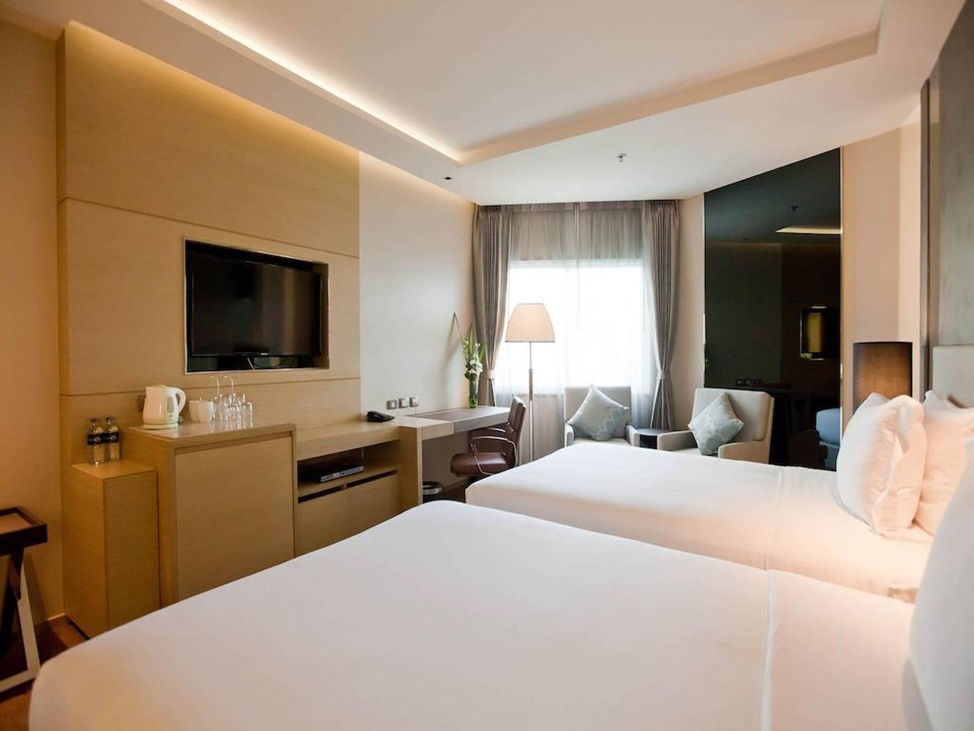 Graceland-Bangkok-by-Grace-Hotel-Room-6