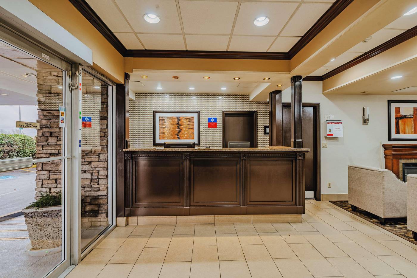 SureStay-Plus-Hotel-by-Best-Western-Coquitlam-Lobby-12
