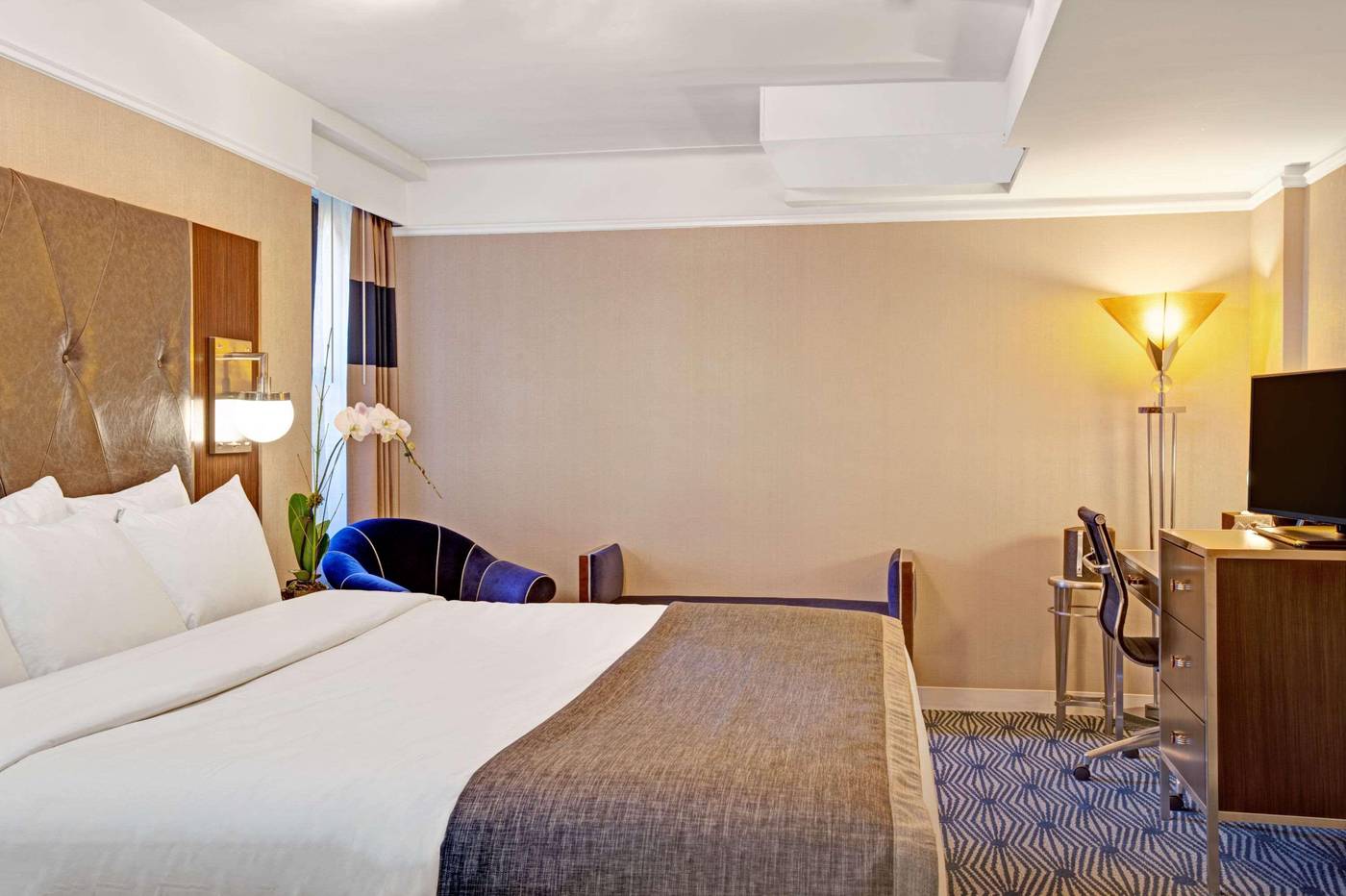 New-Yorker--A-Lotte-Hotel-Room-32