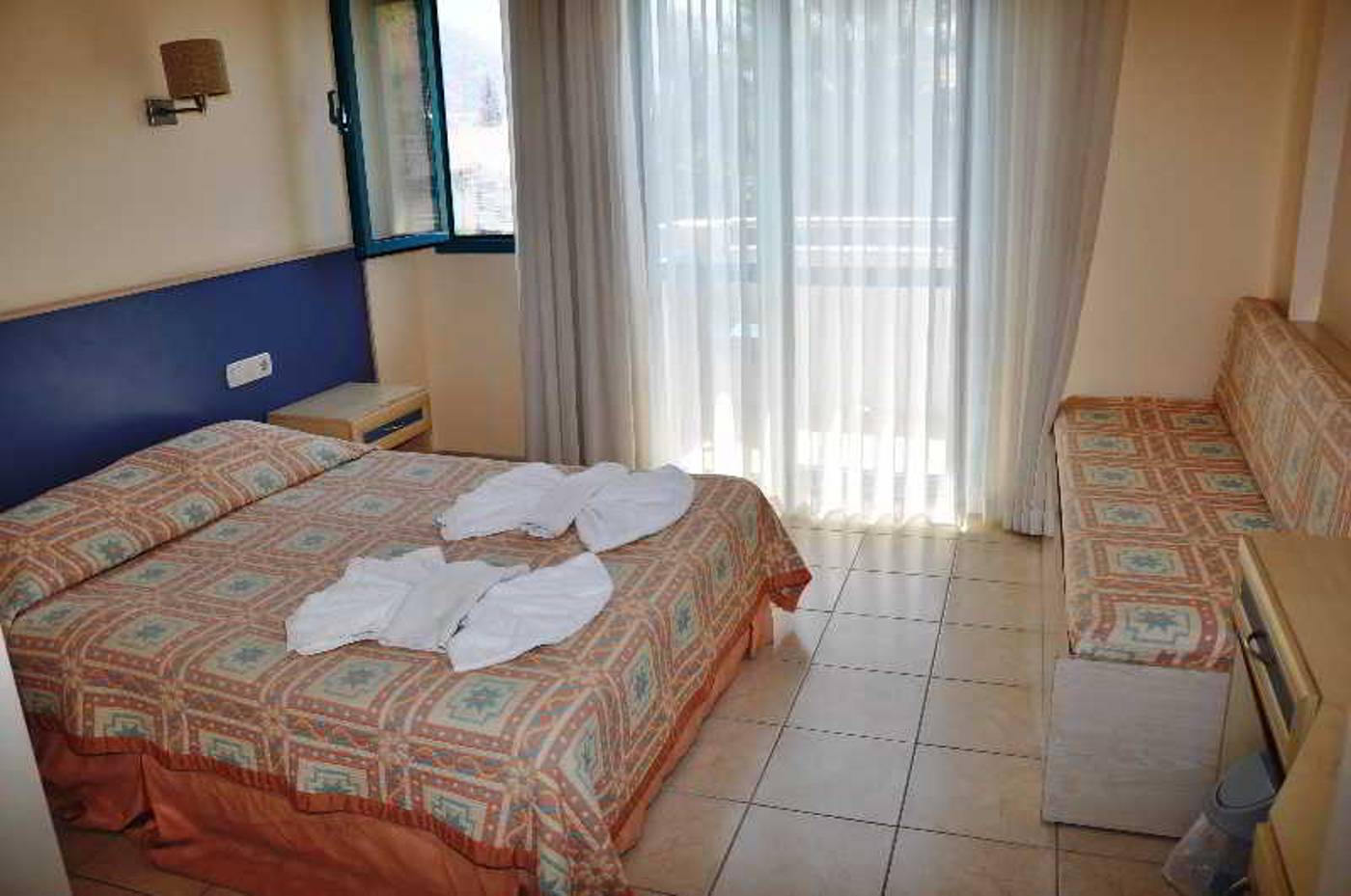 Montebello-Deluxe-Hotel-Room-15