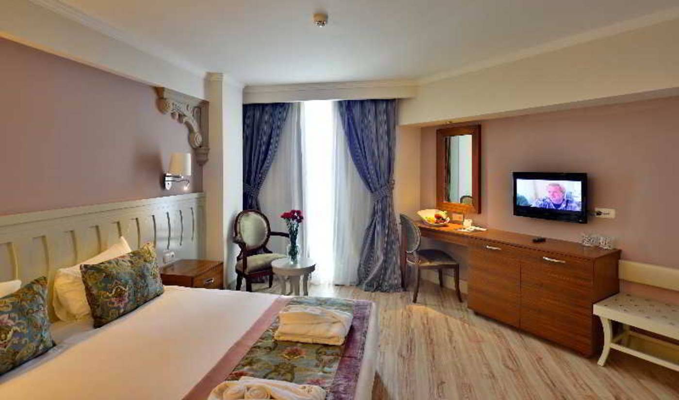 Side-Crown-Serenity-Room-25