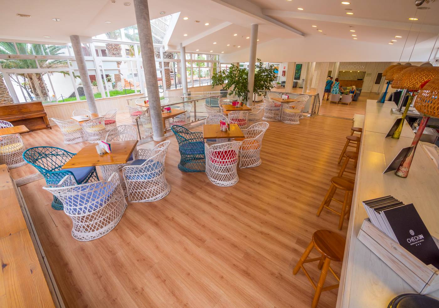 Checkin-Bungalows-Atlantida-Bar-37