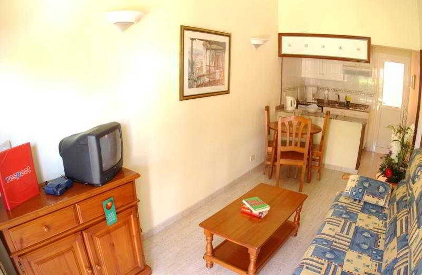 Los-Almendros--gay--lesbian---friends--Room-15