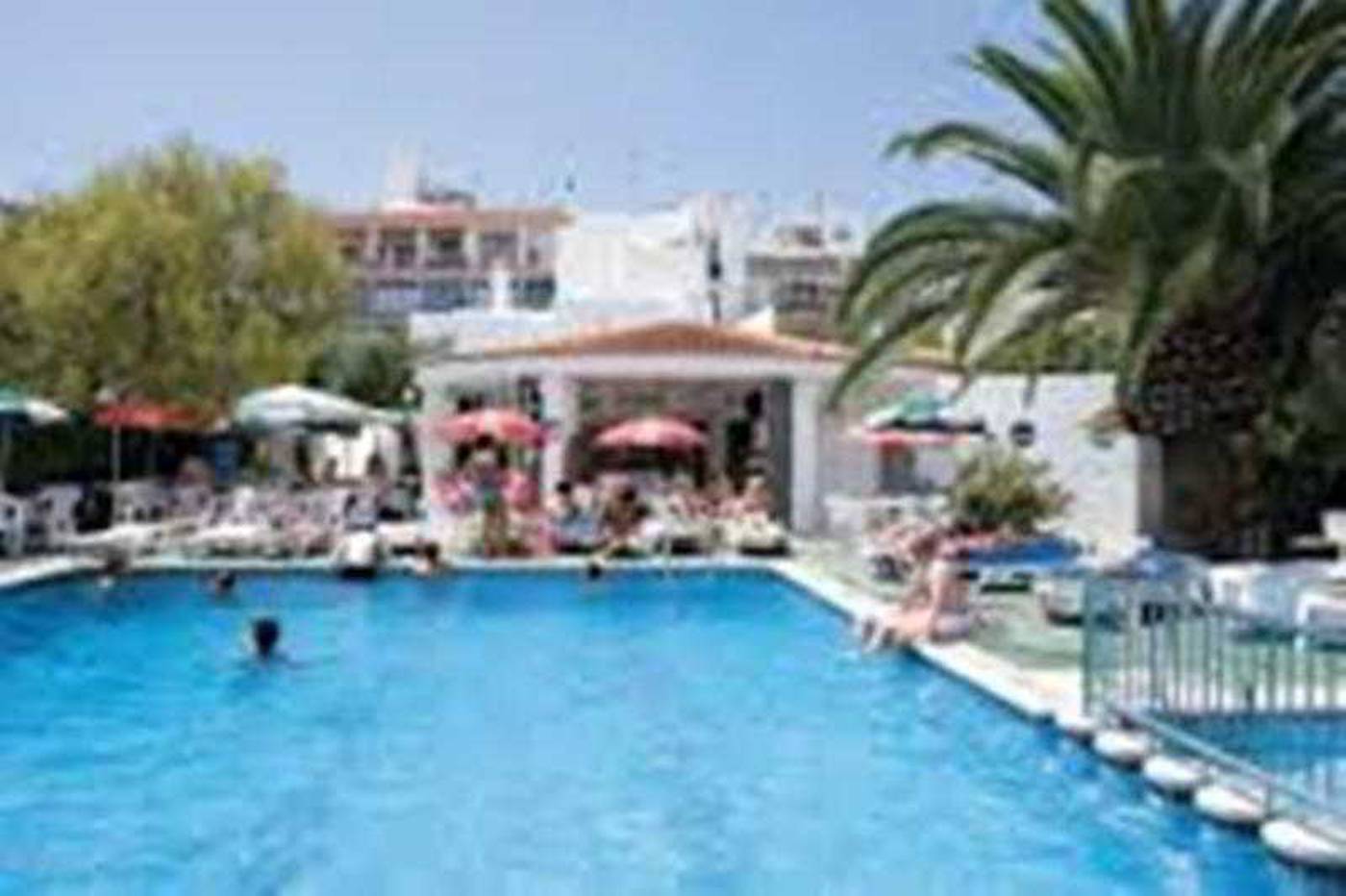 Apartamentos-Tramuntana-Pool-12