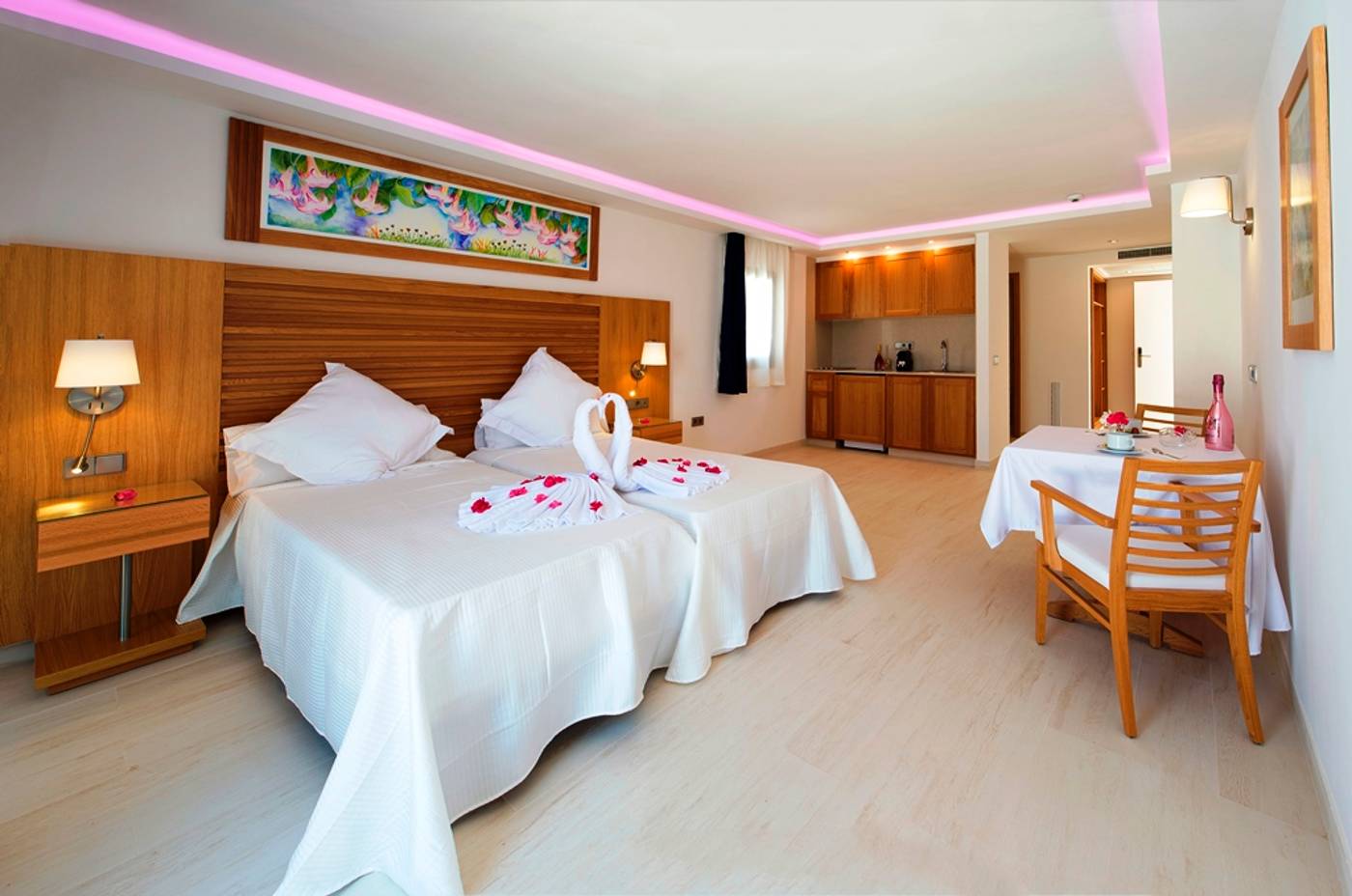 Apartamentos-Squash-Ibiza-Center-Room-18