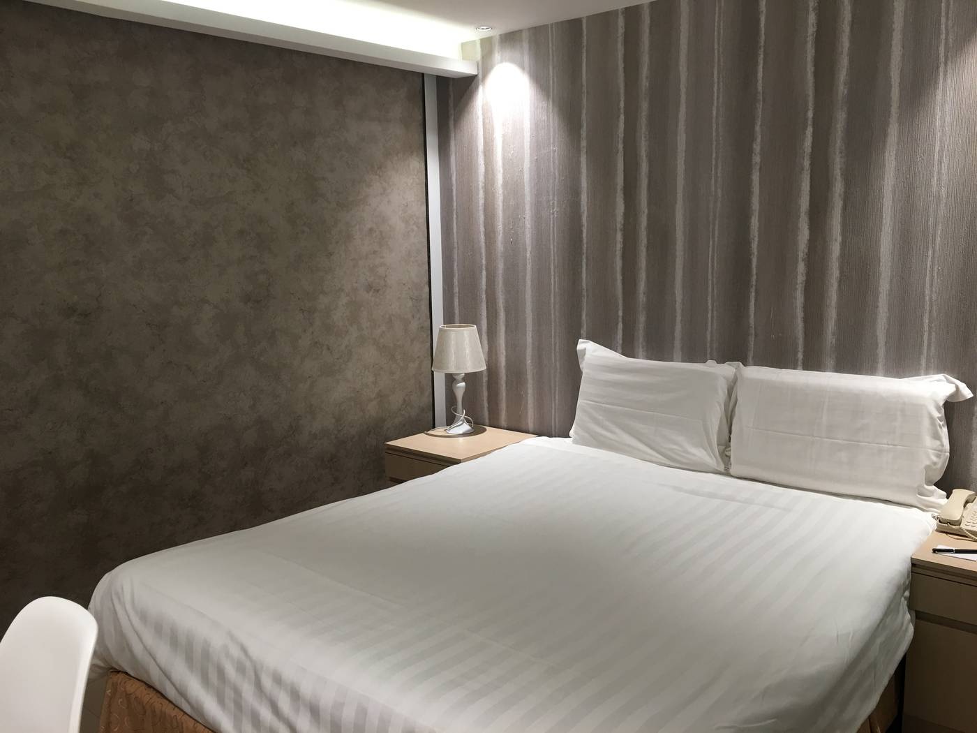 Wifi-Boutique-Room-14