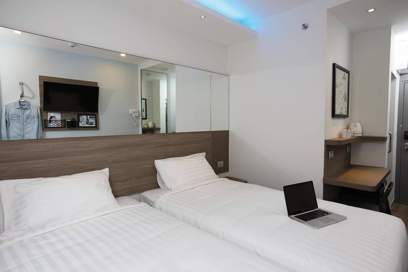 Red-Planet-Bangkok-Surawong-Room-8