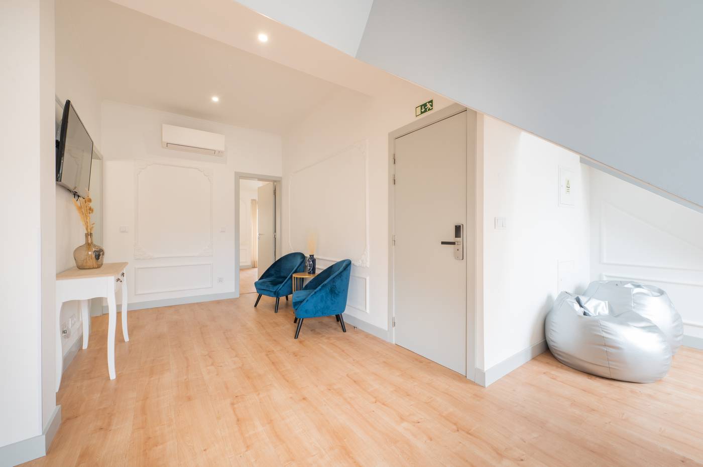 Via-Augusta-129-Room-45