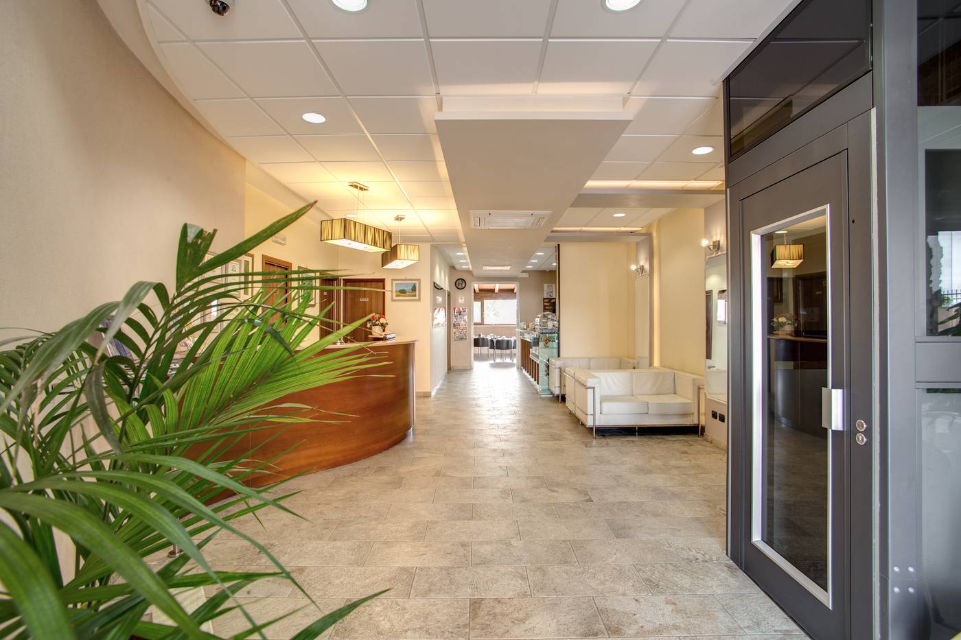 Hotel-Roma-Tiburtina-Lobby-10