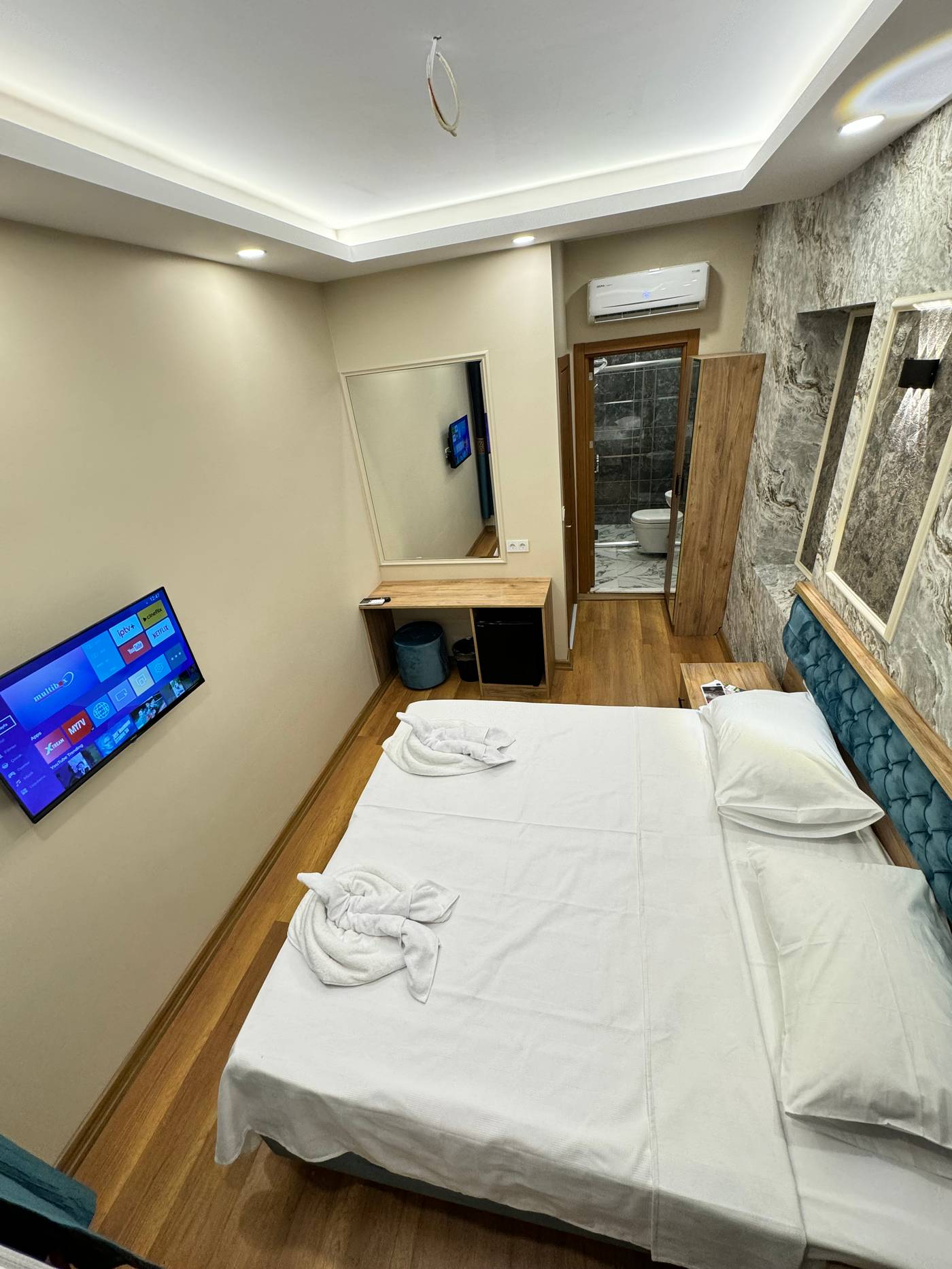 Riverside-Hotel-Room-1