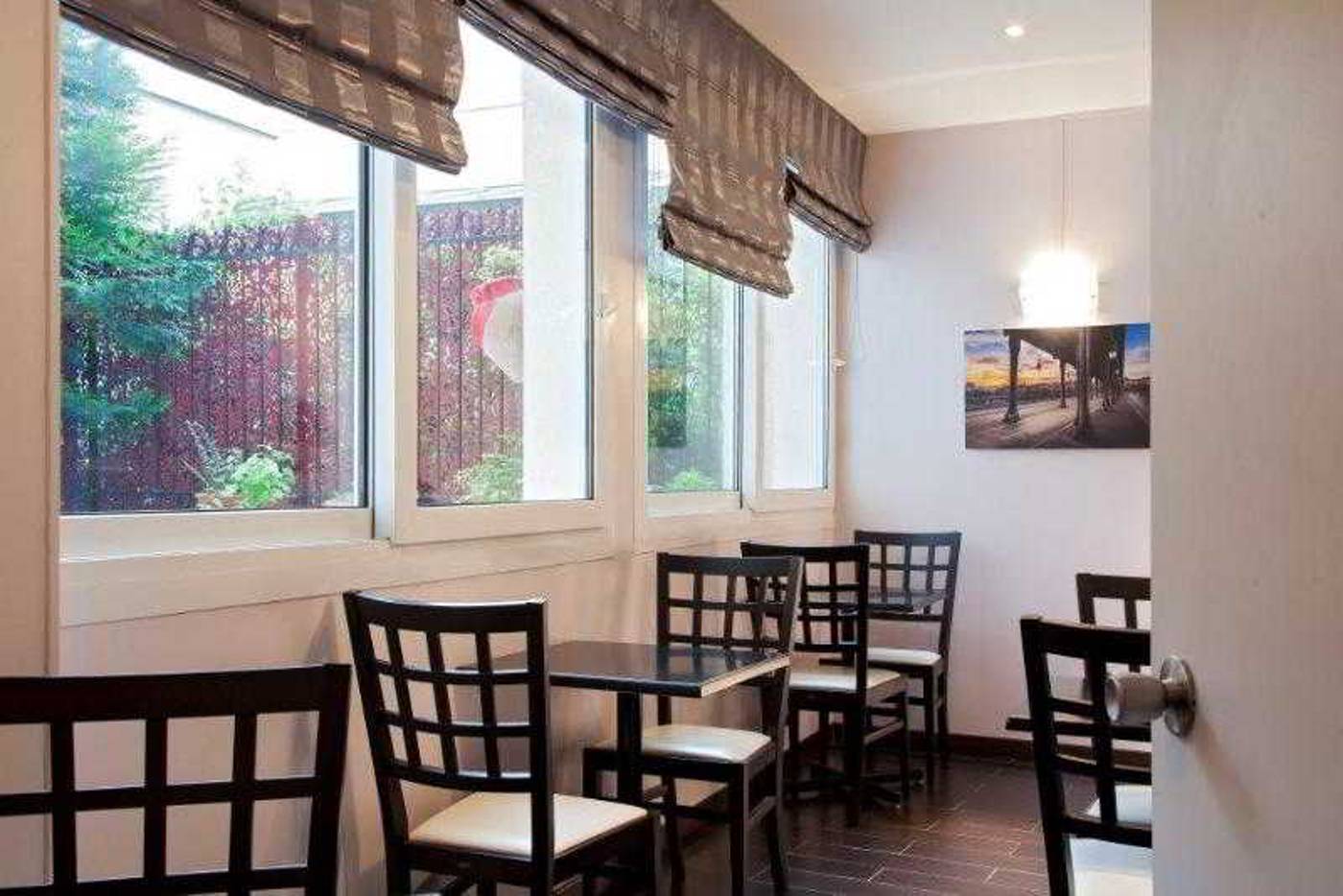 Timhotel-Tour-Eiffel-Restaurant-10