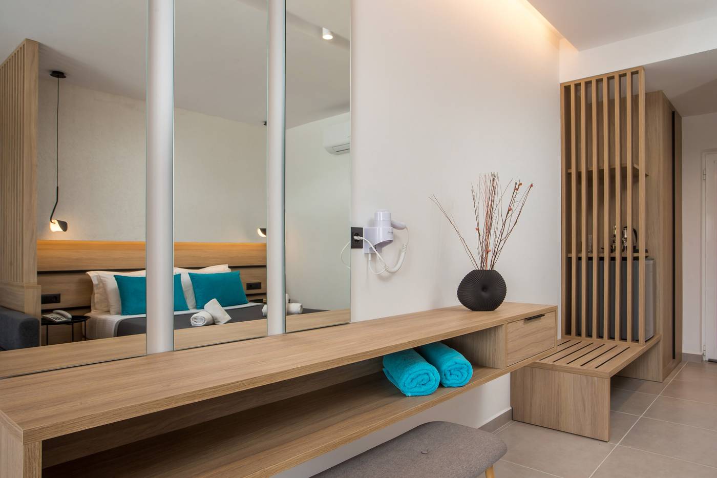 Zoes-Hotel-Room-42