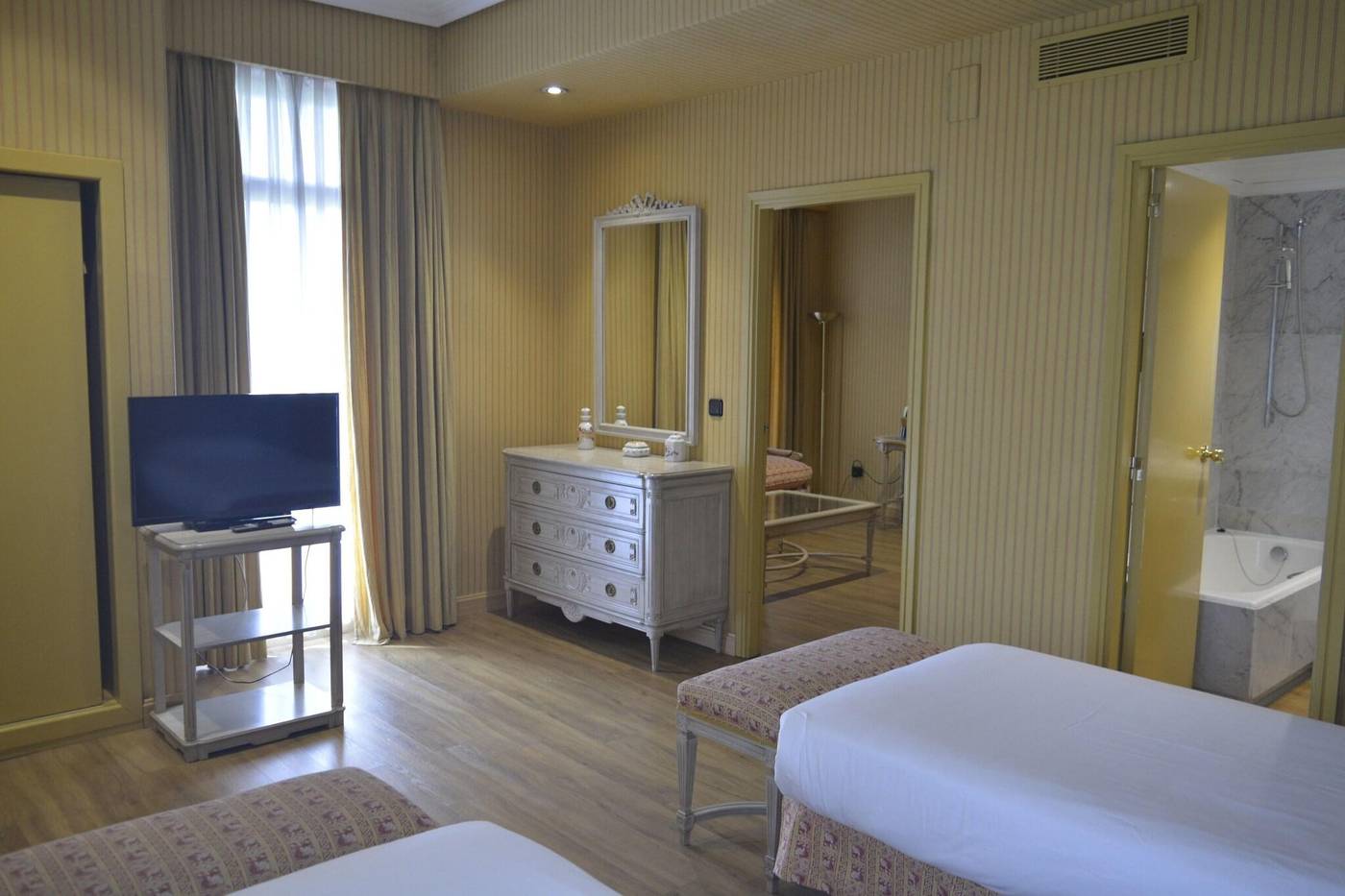 Santos-Agumar-Room-14