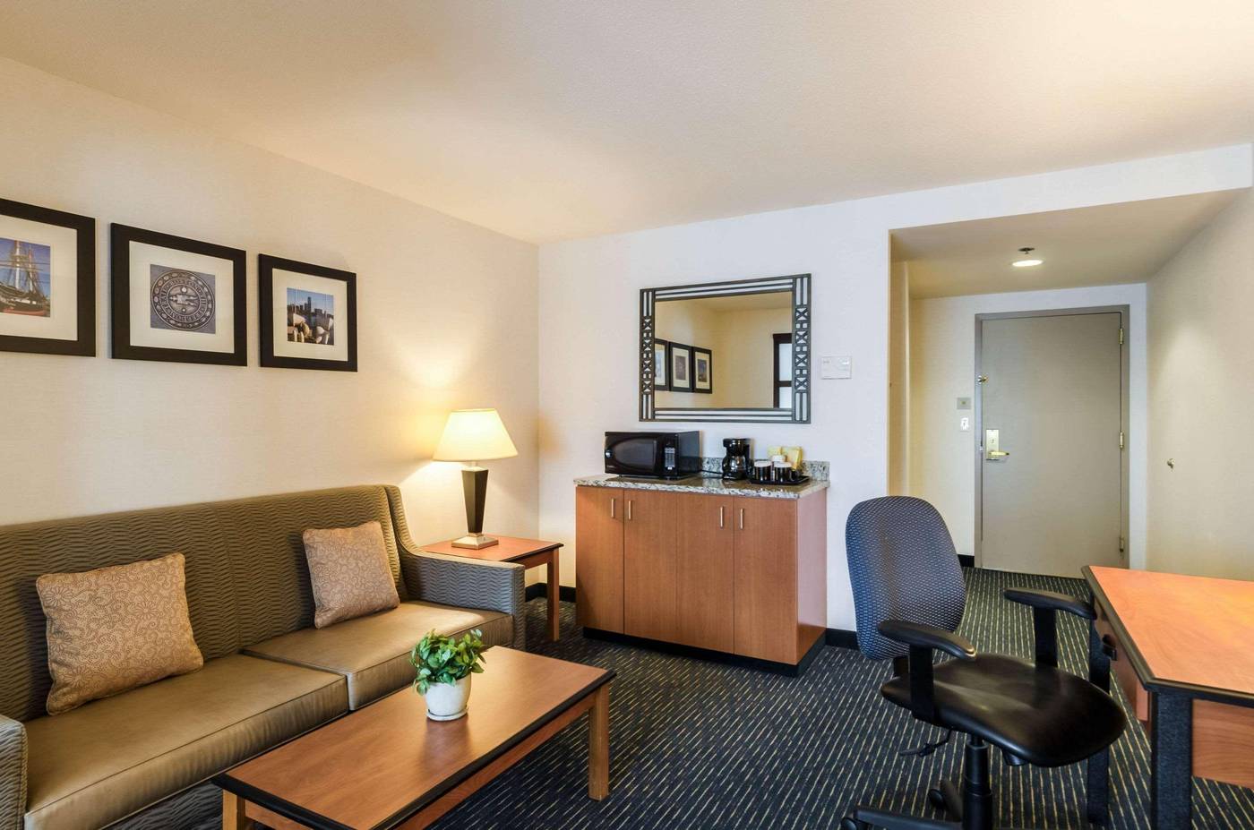 Comfort-Inn---Suites-Logan-Airport-Room-37
