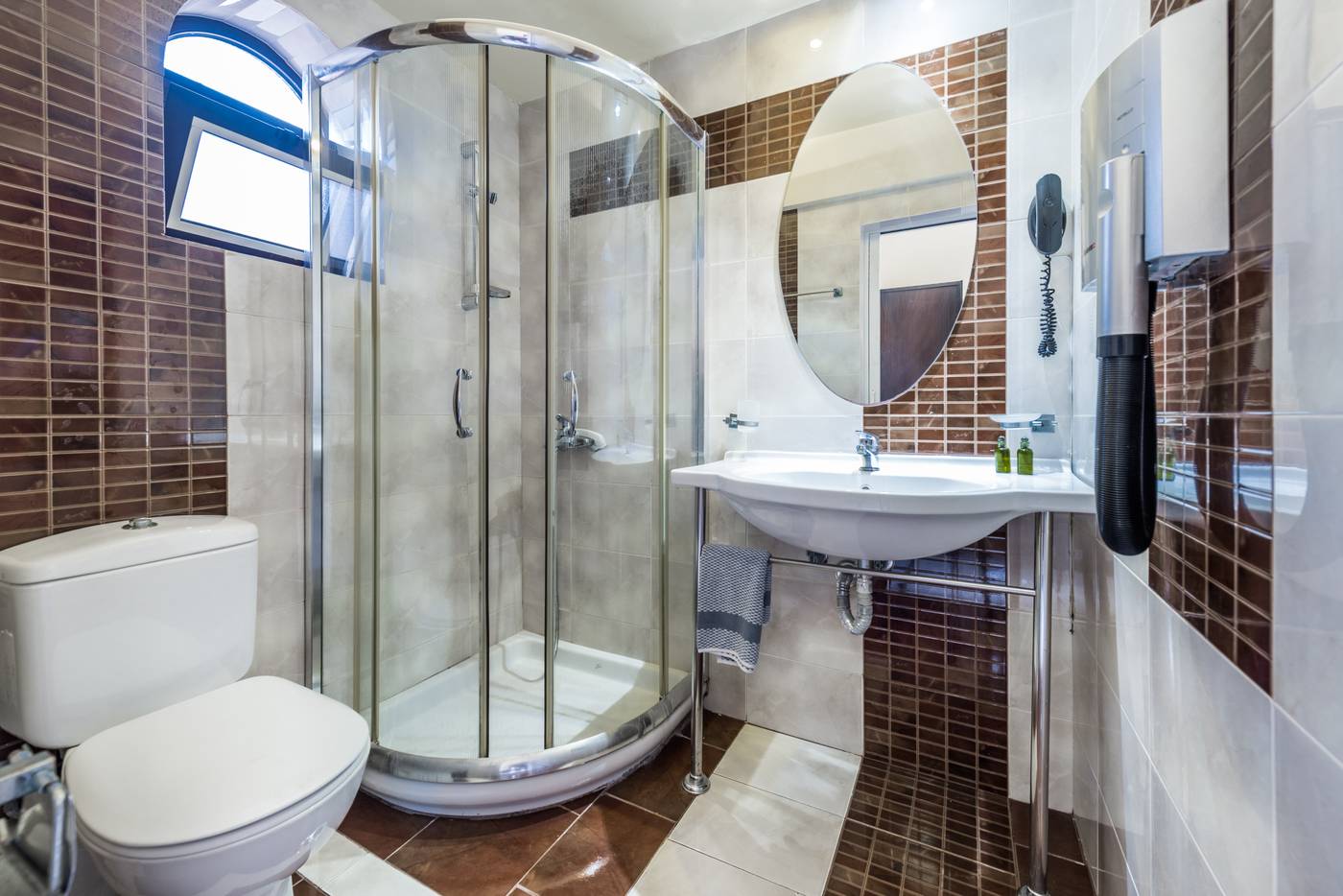 Canadian-Hotel-Room-48