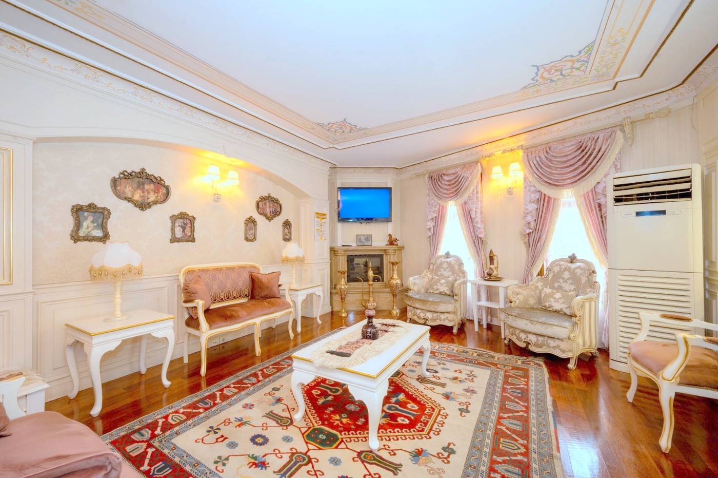 Villa-Paradiso-Hotel-Lobby-6