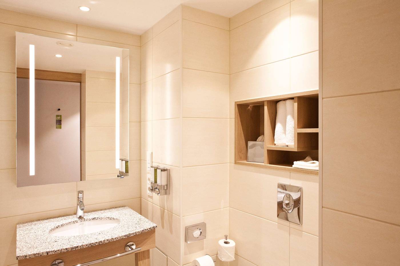 Hampton-by-Hilton-Berlin-City-East-Side-Gallery-Room-18