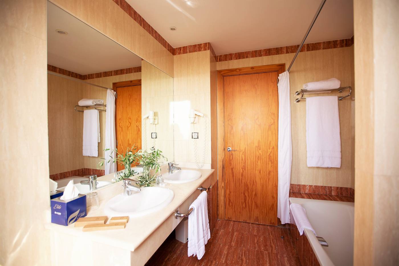 Hotel-OH-Nice-Caledonia-Room-23