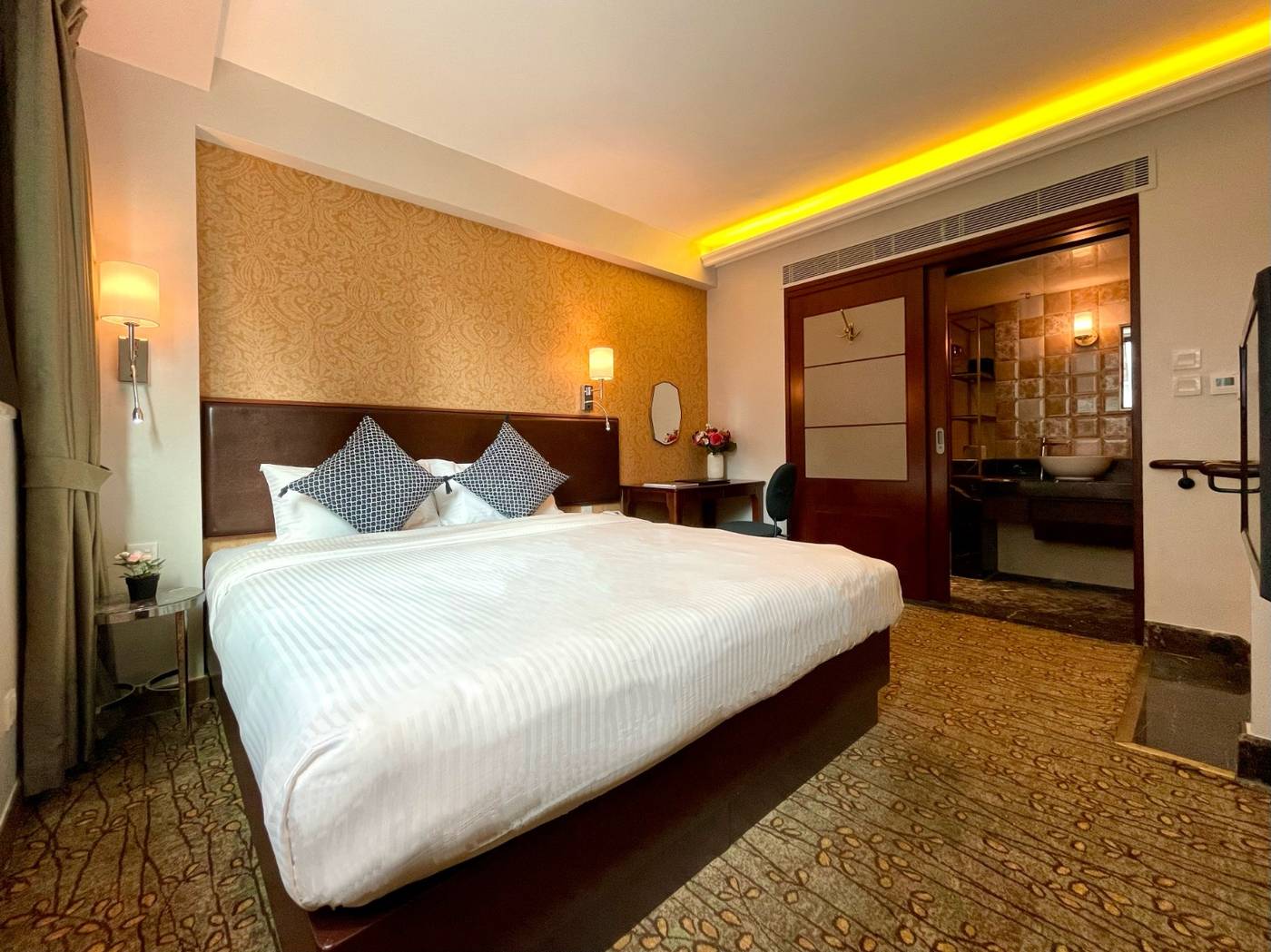 Lander-Grand-Hotel-Room-14