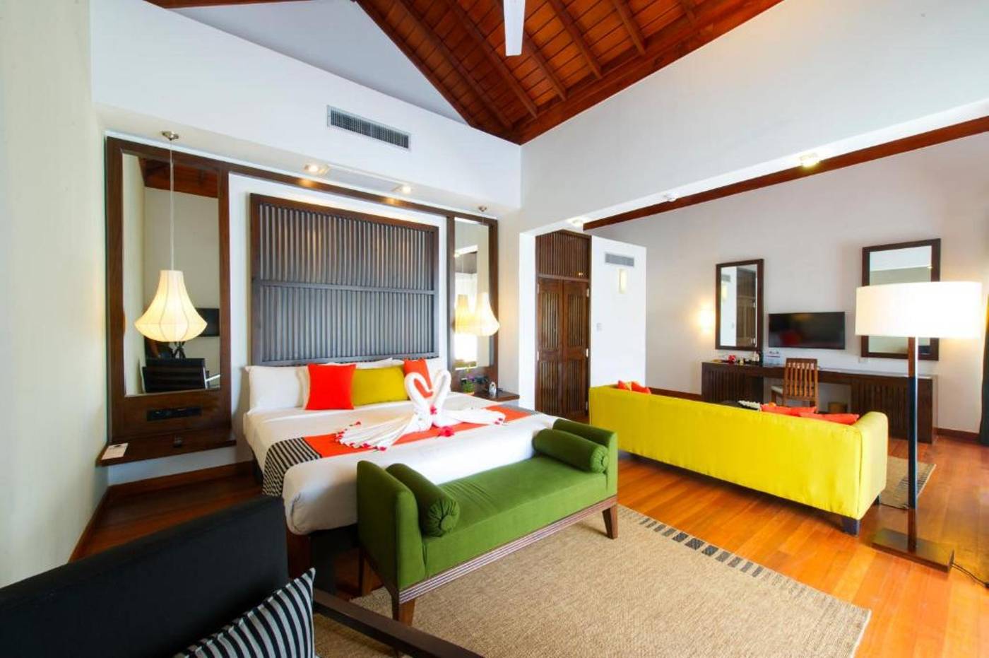 Club-Hotel-Dolphin-Room-12