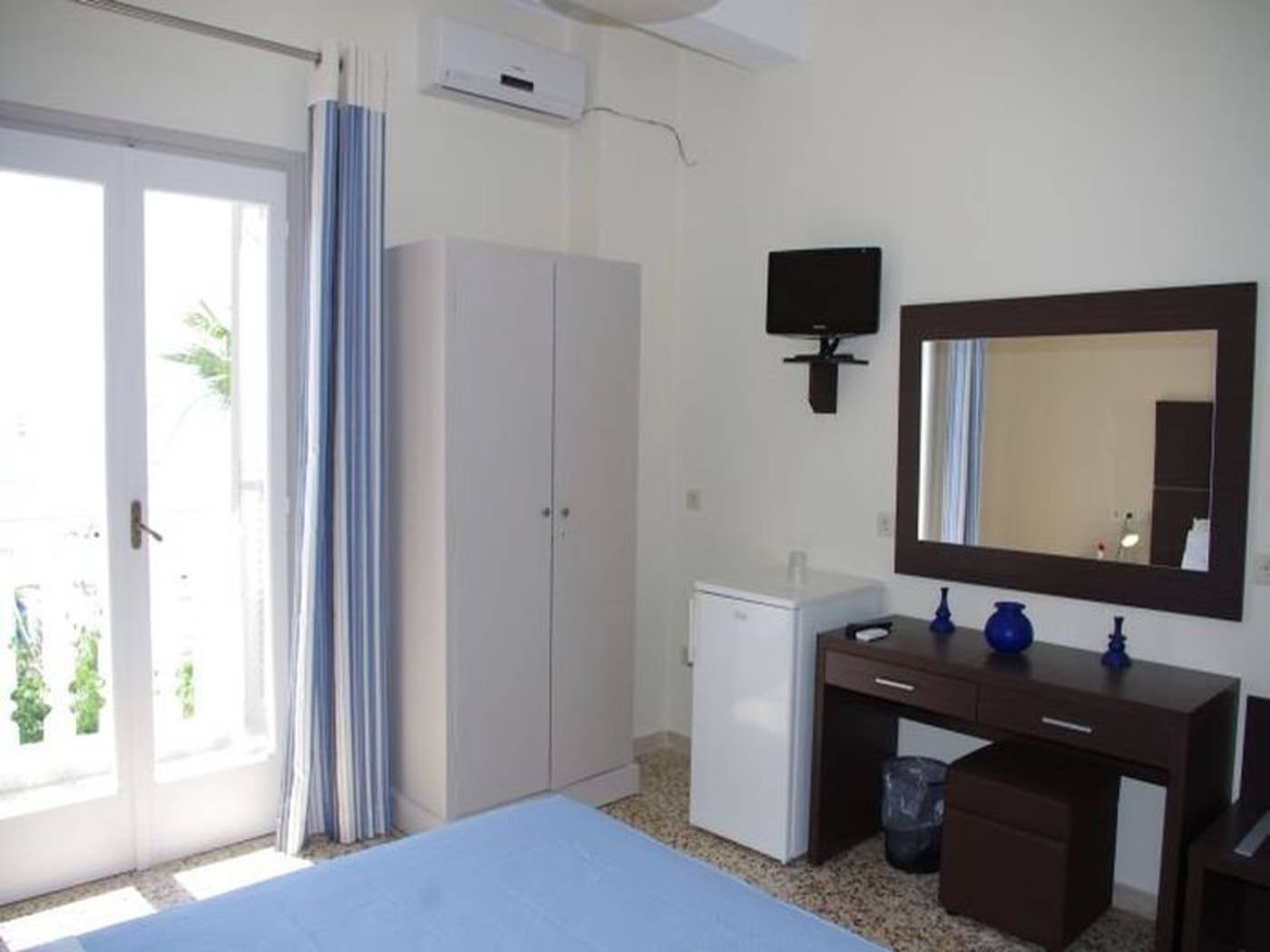 Kamari-Blu-Boutique-Hotel-Room-11