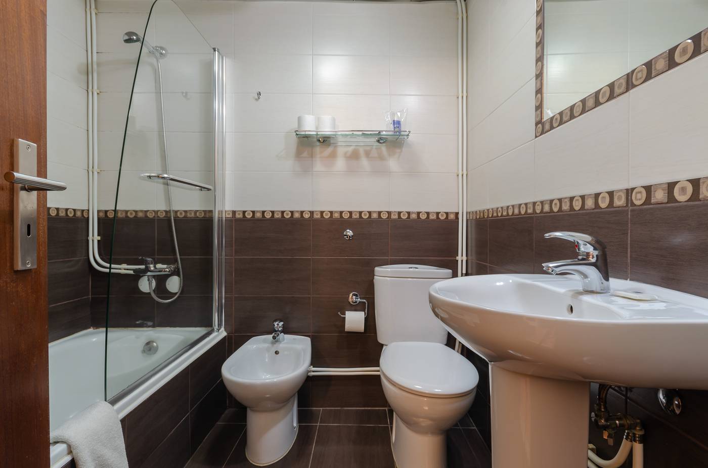 Dinya-Lisbon-Hotel---Lounge-Bar-Room-32