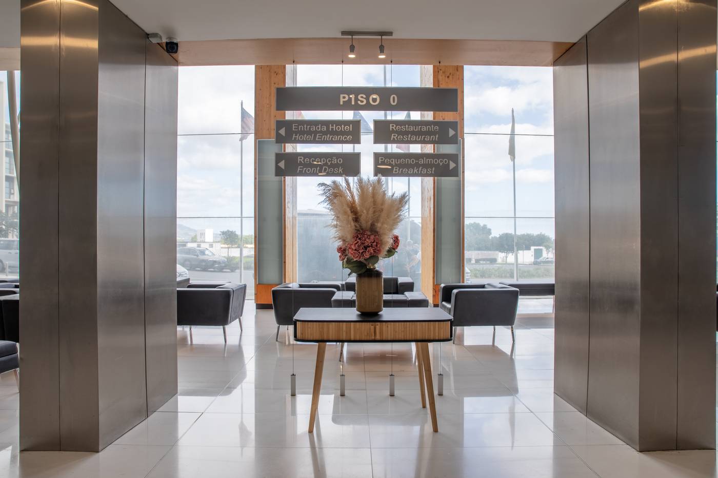 VIP-Executive-Azores-Lobby-31