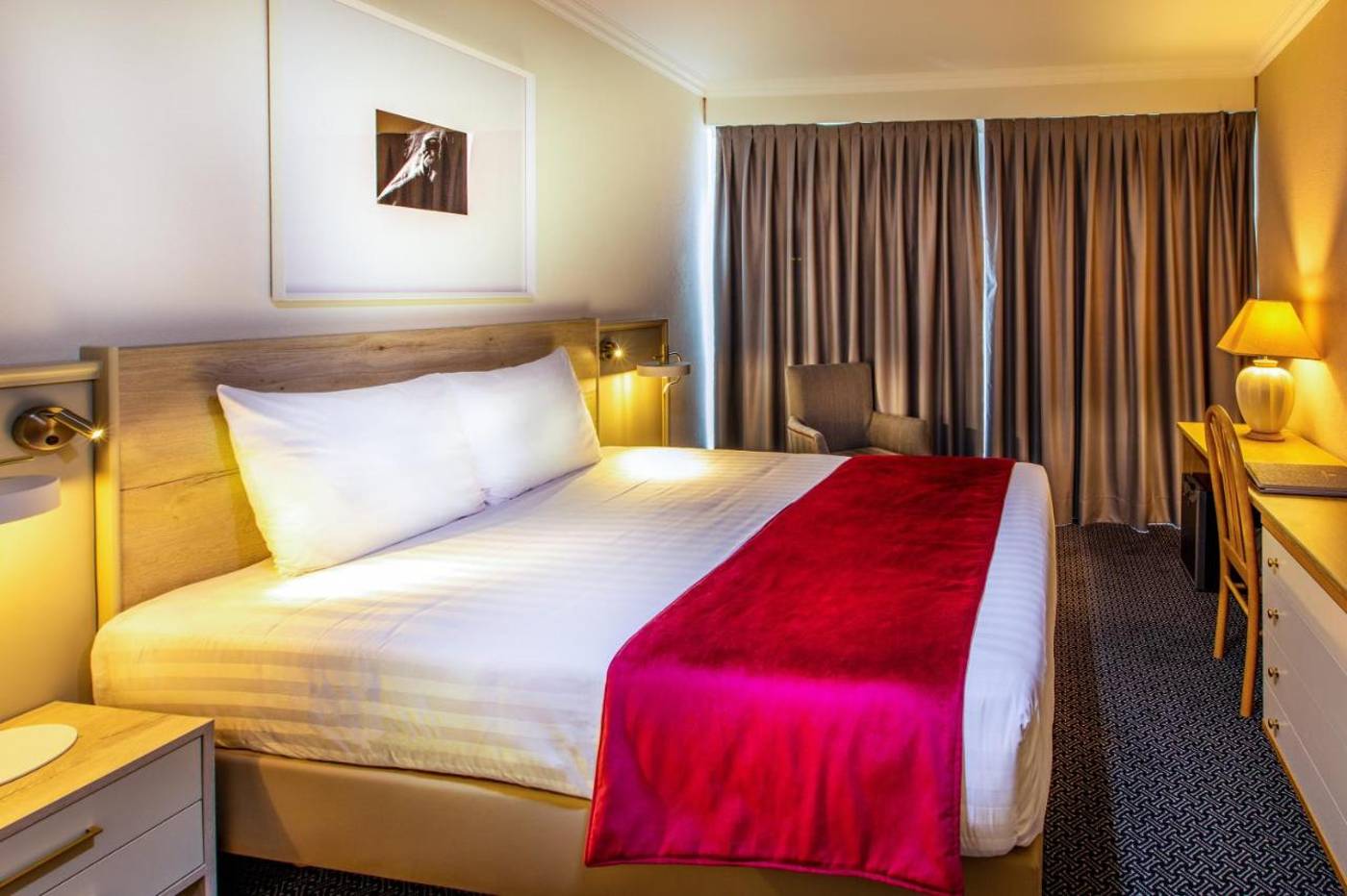 Drake-Longchamp-Room-20