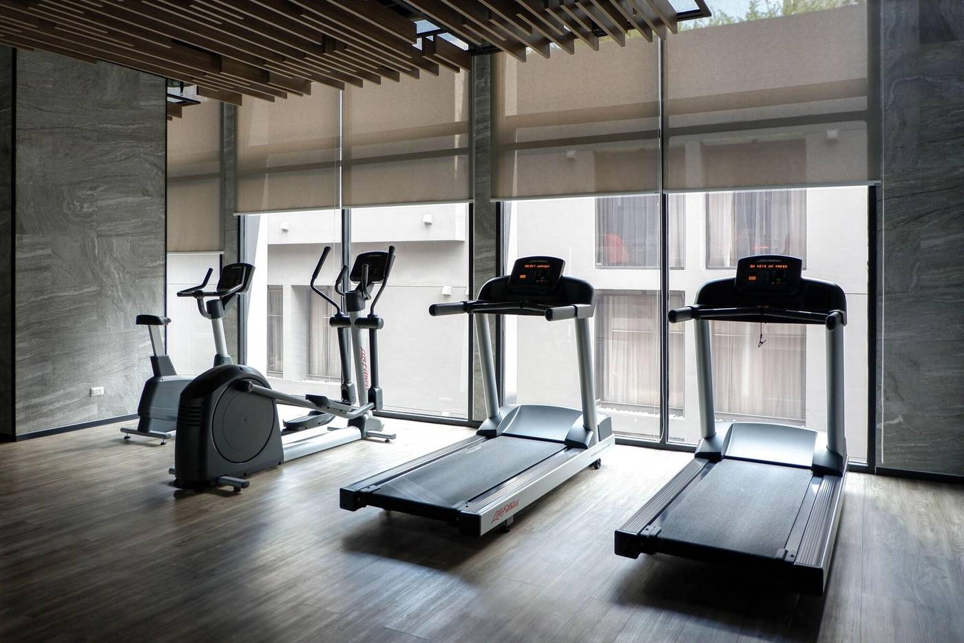 Walton-Suites-Sukhumvit-Sports-and-Entertainment-60