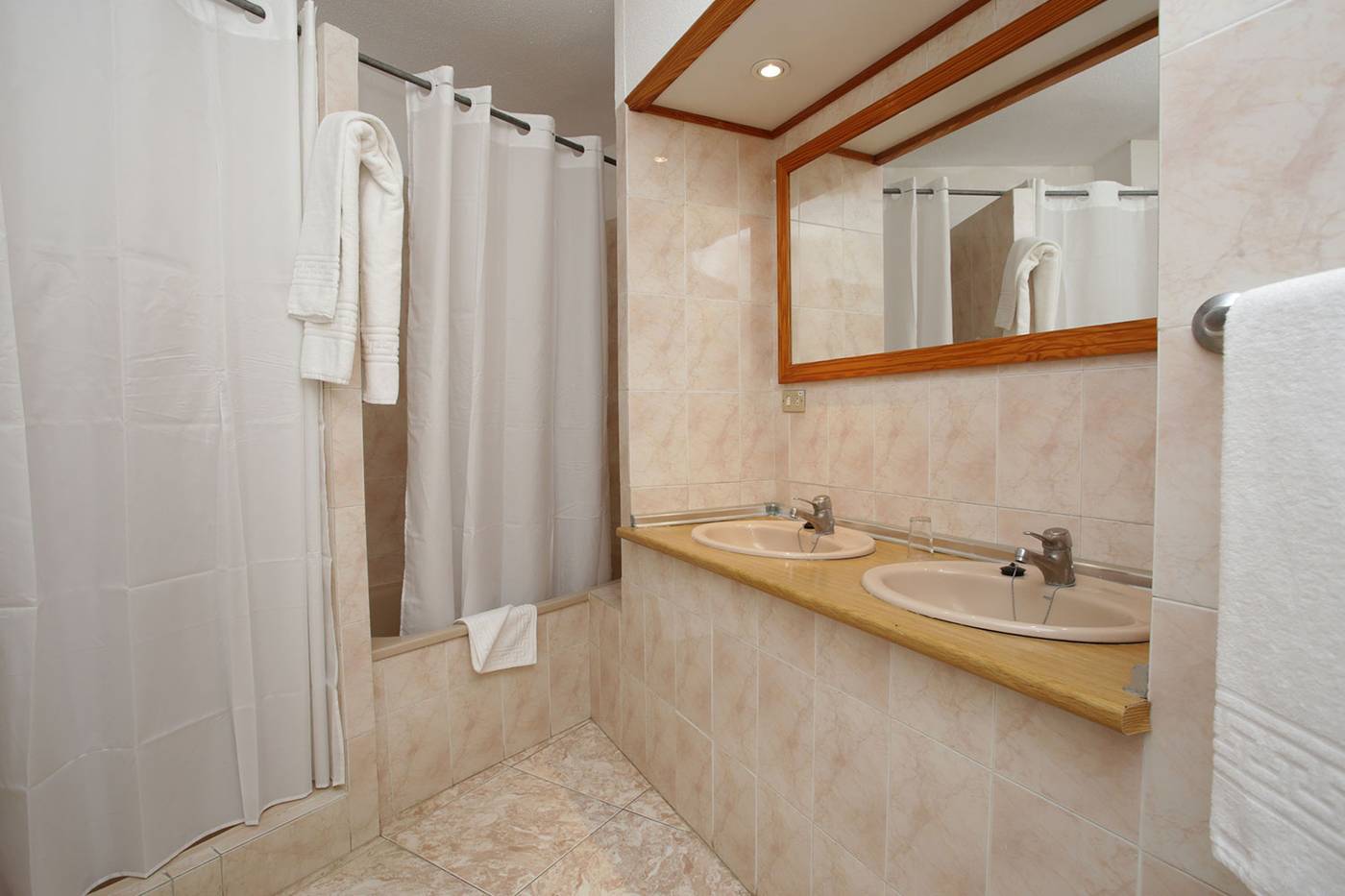 Checkin-Bungalows-Atlantida-Room-31