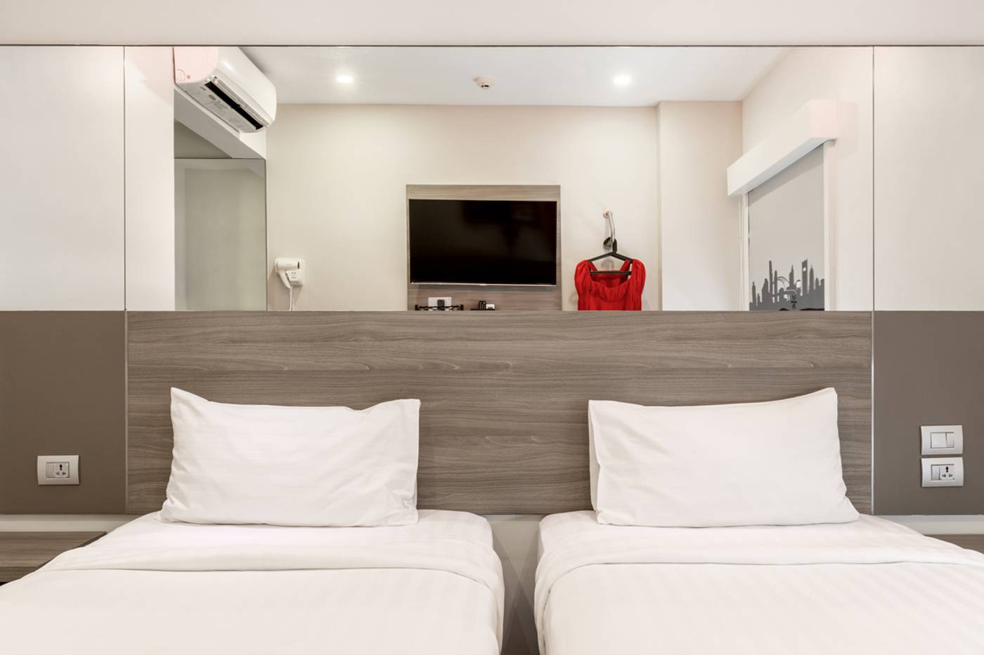 Red-Planet-Bangkok-Surawong-Room-21